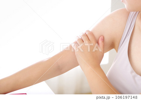 二の腕を触る若い女性 二の腕を触る若い女性 106197148