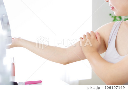 二の腕を触る若い女性 二の腕を触る若い女性 106197149