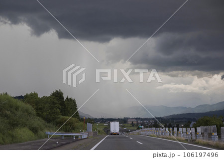 高速道路を走行中に現れたゲリラ豪雨の境目　関越道塩沢石打近辺 106197496