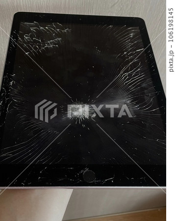 iPadの液晶画面のヒビ 106198145