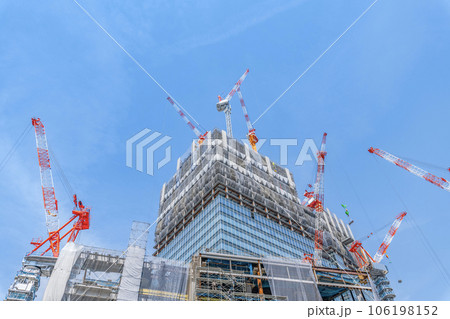 超高層ビルの建築工事現場（建築工事イメージ） 106198152