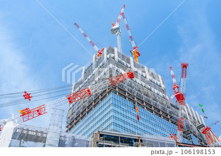 超高層ビルの建築工事現場（建築工事イメージ） 106198153