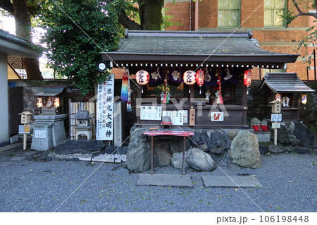 京都の菅原院天満宮神社境内にある末社梅丸大神社と和融稲荷の風景 106198448