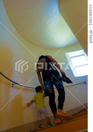 千葉県南房総市 白い野島崎灯台の階段を登る親子の後ろ姿 千葉県南房総市 白い野島崎灯台の階段を登る親子の後ろ姿 106198813