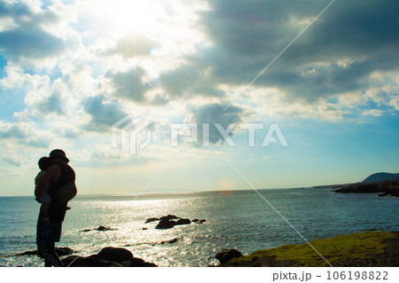 千葉県南房総市 野島崎灯台の磯を歩く男性の後ろ姿 千葉県南房総市 野島崎灯台の磯を歩く男性の後ろ姿 106198822