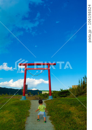 千葉県南房総市　野島崎灯台横の鳥居に向かって走る子ども 106198824