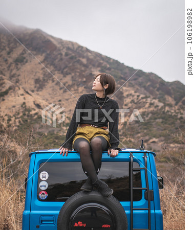 四輪駆動車の屋根に座る女性 四輪駆動車の屋根に座る女性 106198982