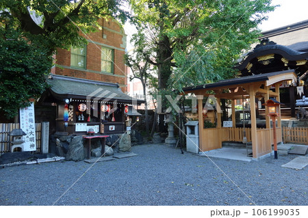 京都の菅原院天満宮神社境内にある末社梅丸大神社と社殿の風景 京都の菅原院天満宮神社境内にある末社梅丸大神社と社殿の風景 106199035