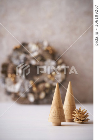 卓上クリスマスツリーとリース　クリスマスイメージ 106199267