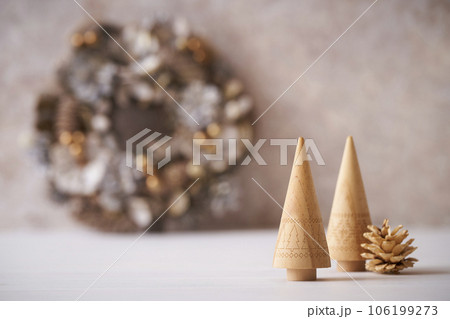 卓上クリスマスツリーとリース　クリスマスイメージ 106199273