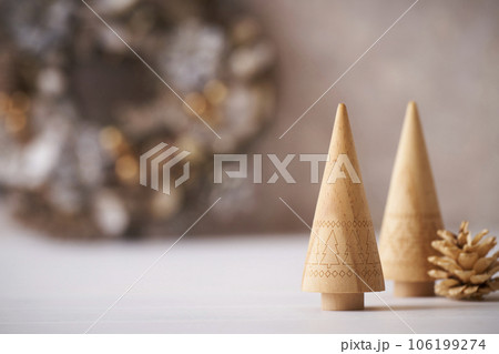 卓上クリスマスツリーとリース クリスマスイメージ 卓上クリスマスツリーとリース クリスマスイメージ 106199274