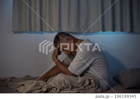 なかなか眠れない男性 なかなか眠れない男性 106199345