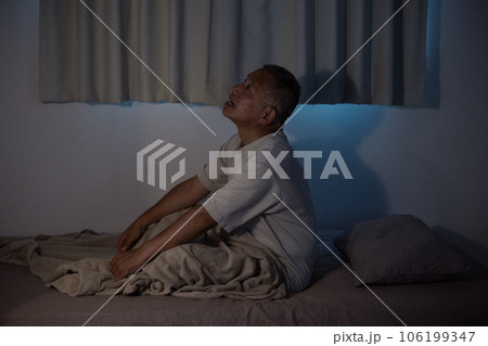 なかなか眠れない男性 106199347