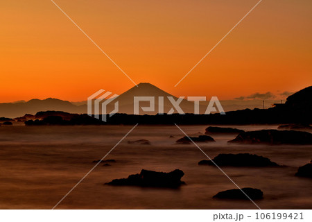 三浦半島　冬の城ヶ島から富士山の夕景　長秒露光 106199421