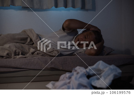 眠れなくて辛い男性 106199576