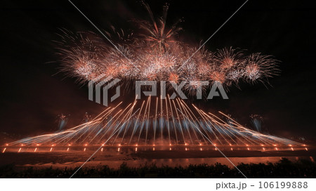 火山噴火のようなスターマイン(長良川花火大会) 火山噴火のようなスターマイン(長良川花火大会) 106199888