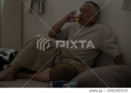 アルコール中毒の男性 106200320