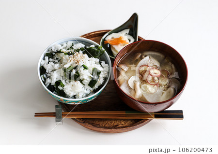 ワカメごはんとお味噌汁とお漬物の和朝食 ワカメごはんとお味噌汁とお漬物の和朝食 106200473