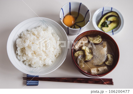 卵かけご飯と味噌汁の和朝食 106200477