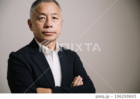 ジャケットを着た凛々しい50代男性 106200605