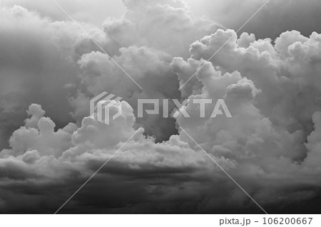 空を覆い尽くす積乱雲 雨の予感 a-55 硬調モノクロ 空を覆い尽くす積乱雲 雨の予感 a-55 硬調モノクロ 106200667