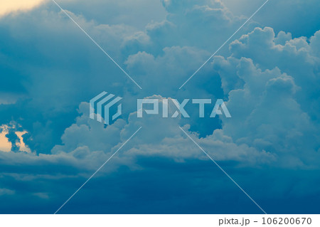 空を覆い尽くす積乱雲 雨の予感　b-3 暖色加味 106200670