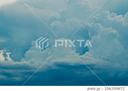 空を覆い尽くす積乱雲 雨の予感　b-5 フィルム調 106200672