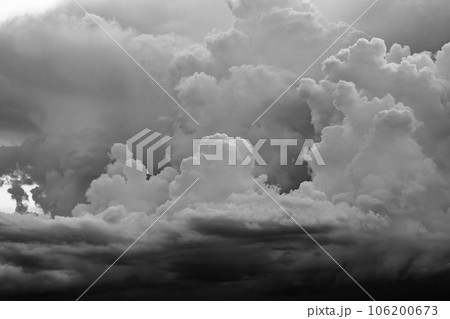 空を覆い尽くす積乱雲 雨の予感　b-6  硬調モノクロ 106200673