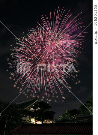 宝生寺の甍と花火 106201258