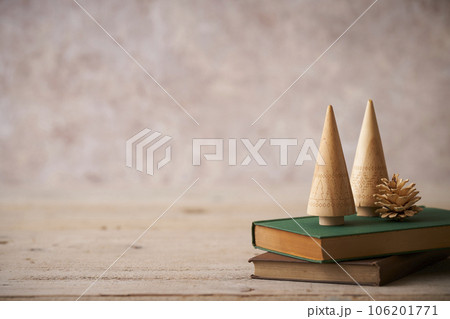 卓上クリスマスツリーと洋書 クリスマスイメージ 卓上クリスマスツリーと洋書 クリスマスイメージ 106201771