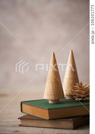 卓上クリスマスツリーと洋書 クリスマスイメージ 卓上クリスマスツリーと洋書 クリスマスイメージ 106201775