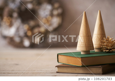 卓上クリスマスツリーとリース クリスマスイメージ 卓上クリスマスツリーとリース クリスマスイメージ 106201783