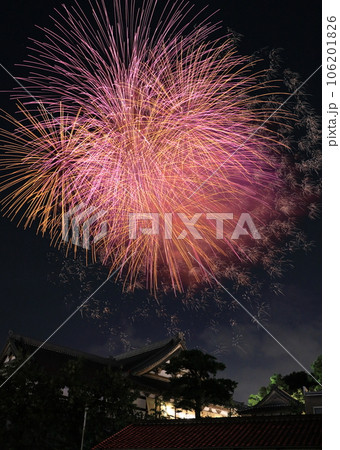 宝生寺の甍に打ちあがる花火の連発 106201826