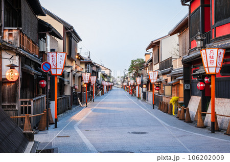 京都　夜が明けた花見小路 106202009