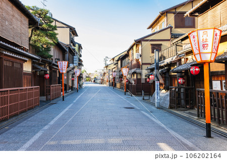 京都　朝の花見小路 106202164