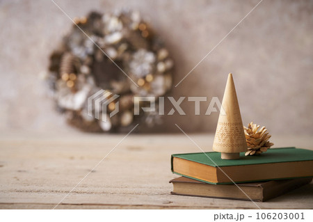 卓上クリスマスツリーとリース クリスマスイメージ 卓上クリスマスツリーとリース クリスマスイメージ 106203001