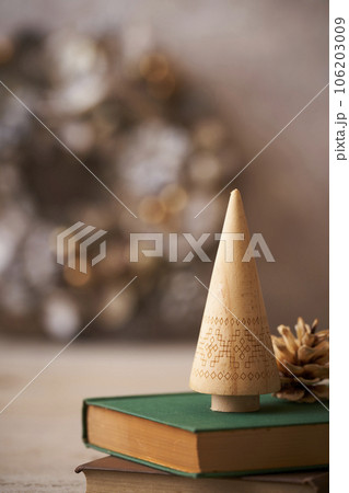 卓上クリスマスツリーとリース クリスマスイメージ 卓上クリスマスツリーとリース クリスマスイメージ 106203009