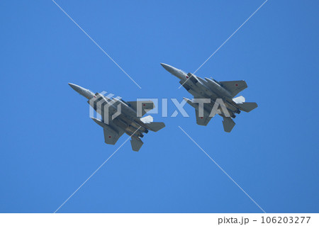 頭上を飛ぶ航空自衛隊F-15イーグル編隊 106203277
