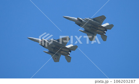頭上を飛ぶ航空自衛隊F-15イーグル編隊 頭上を飛ぶ航空自衛隊F-15イーグル編隊 106203287