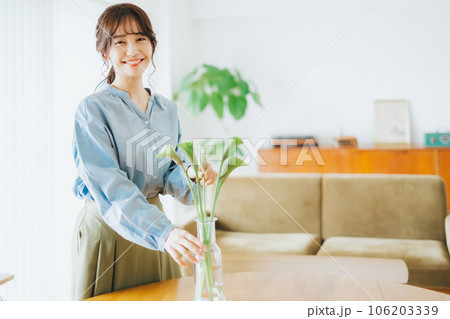 花を生ける女性 花を生ける女性 106203339
