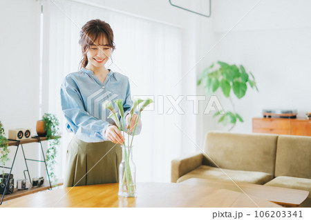 花を生ける女性 花を生ける女性 106203341