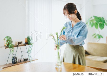 花を生ける女性 106203342