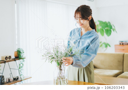 花を生ける女性 花を生ける女性 106203343