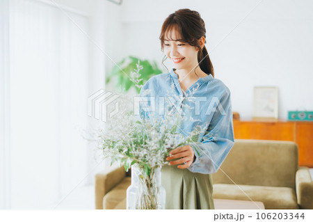 花を生ける女性 106203344