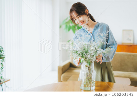 花を生ける女性 106203345