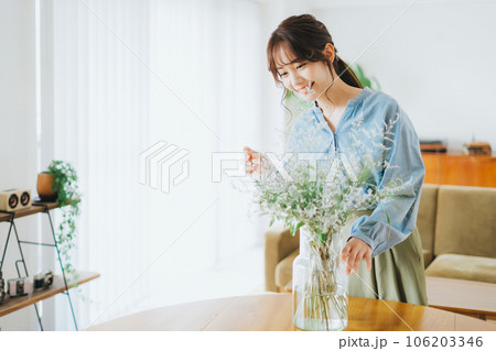 花を生ける女性 106203346