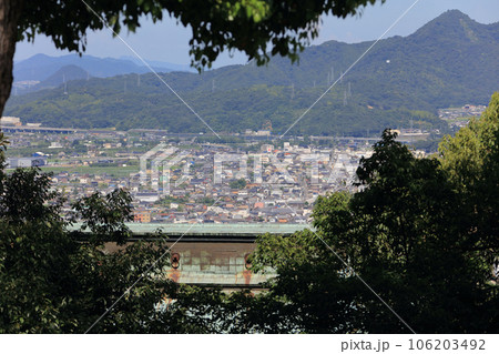 金刀比羅宮の旭社の屋根越しに見る琴平と満濃の街並み 金刀比羅宮の旭社の屋根越しに見る琴平と満濃の街並み 106203492