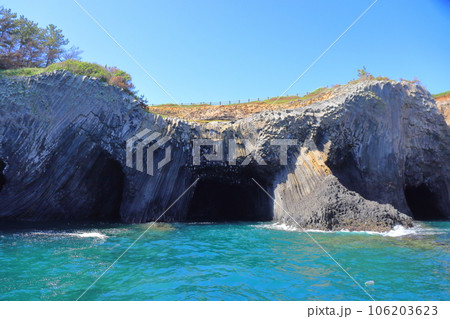 波涛の侵食作用でできた七ツ釜（佐賀県 唐津市 ） 106203623