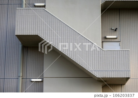 タイル張りの外部階段 106203837