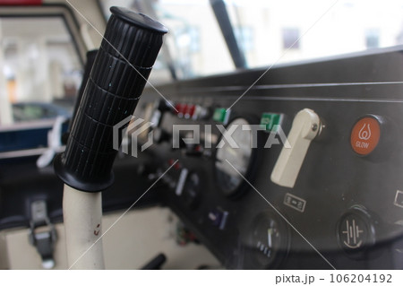 雪上車　車内　運転席 106204192